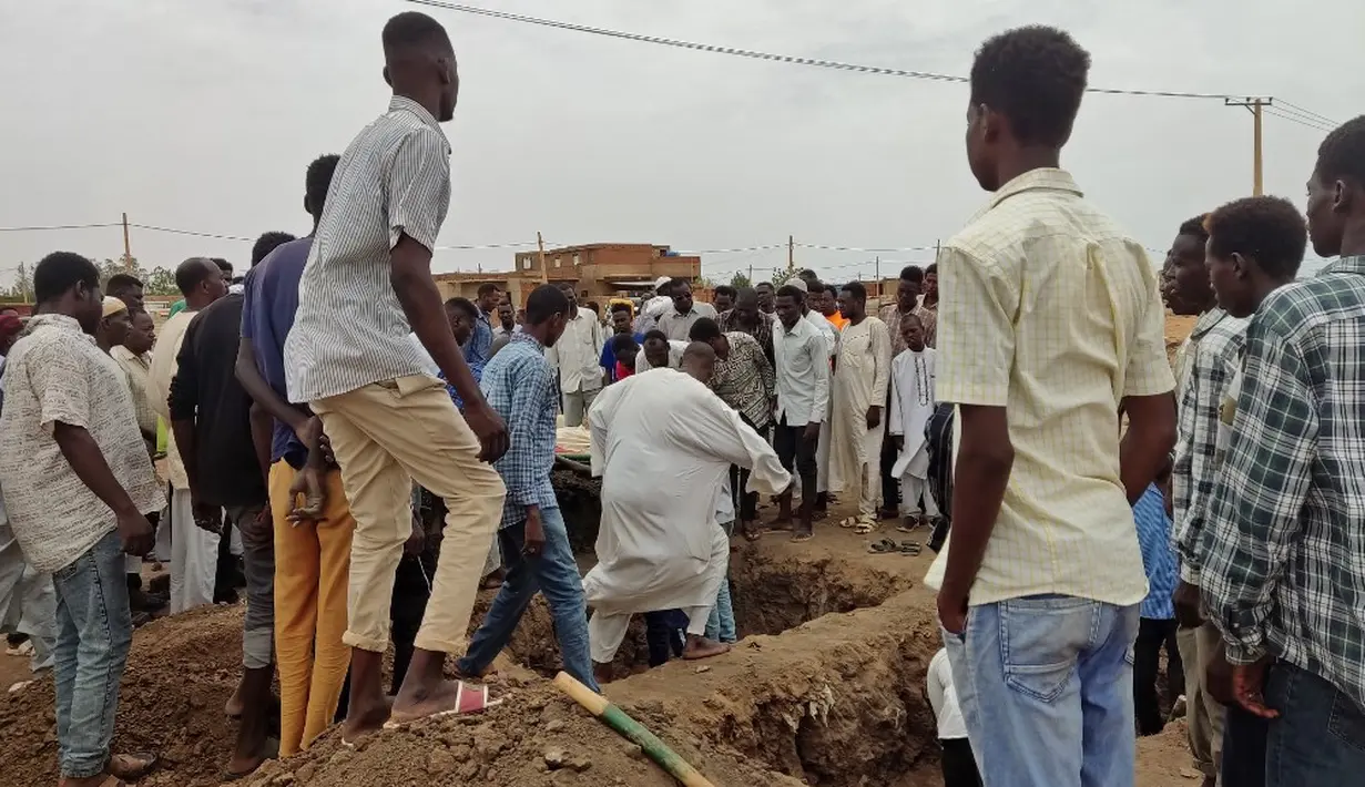 <p>Mohamed Usher, seorang aktivis lokal yang mengunjungi dua lokasi penembakan artileri di Khartoum selatan, mengatakan sebanyak 11 warga sipil tewas di sana. Sementara di Khartoum timur, enam warga sipil tewas akibat pertempuran itu. (AFP)</p>