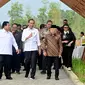 Presiden Joko Widodo atau Jokowi mengajak menteri kabinetnya keliling di Ibu Kota Nusantara (IKN), Kalimantan Timur, Senin (12/8/2024). (Foto: Muchlis Jr - Biro Pers Sekretariat Presiden )