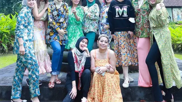 Makin Langsing, Ini 7 Gaya Ussy Sulistiawaty Arisan Bareng Sahabat