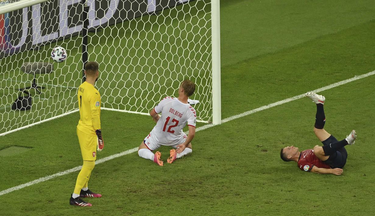 Sontekan Kasper Dolberg (tengah) hasil dari umpan silang Joakim Maehle membuat Danish Dynamite makin di atas angin. (Foto: AP/Pool/Dan Mullan)