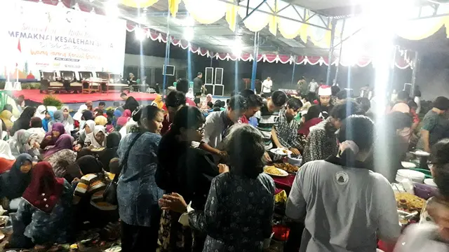 Komunitas Nasrani dan komunitas Muslim di Majenang menggelar sarasehan dan buka bersama kerukunan umat beragama bertajuk “Wareg Bareng Kencot Bareng”. (Foto: Liputan6.com/Muhamad Ridlo)