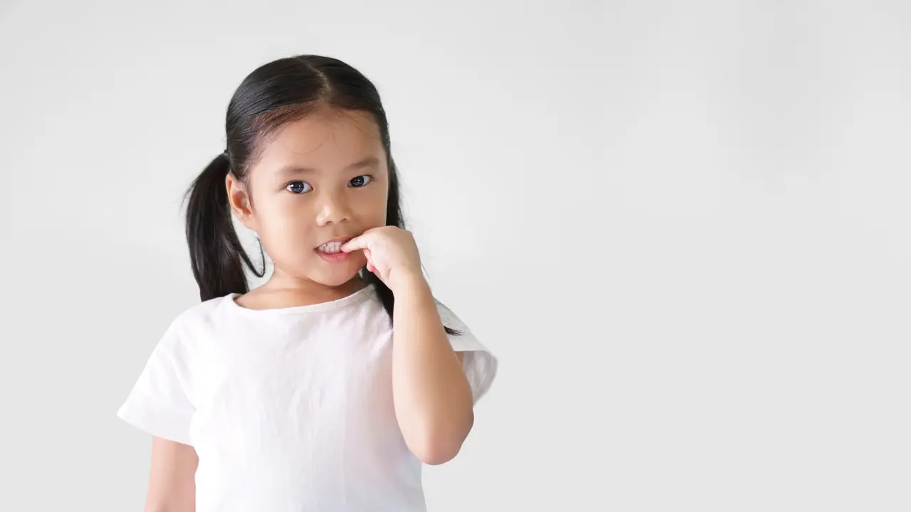 anak menggigit kuku