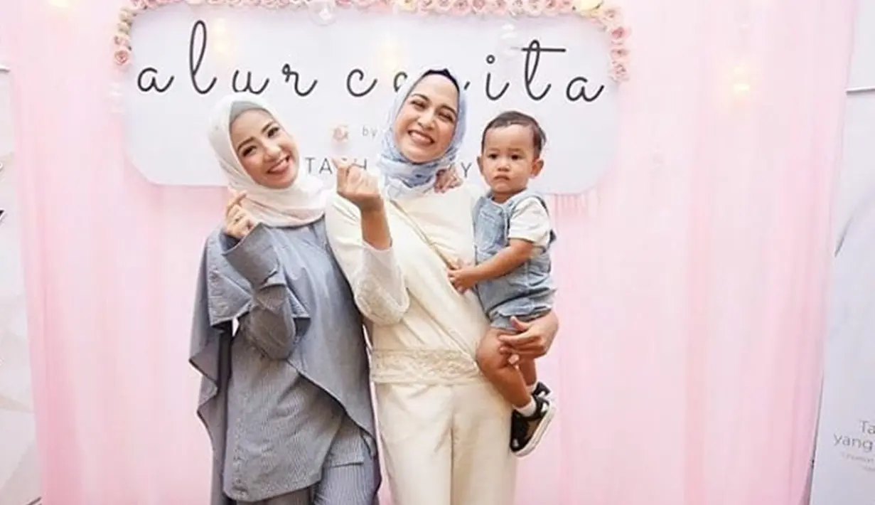 Sama-sama memulai karier di usia remaja, Natasha Rizky dan Nina Zatulini saling dukung satu sama lainnya hingga saat ini. Bahkan saat acara launching produk bisnis fashion muslimah Natasha Rizky, Nina Zatulini turut menghadiri acara tersebut. kini sudah punya kesibukan masing-masing, keduanya belum meluangkan waktu untuk bertemu dan nikmati momen bersama. (Liputan6.com/IG/@natsharizky_fc)