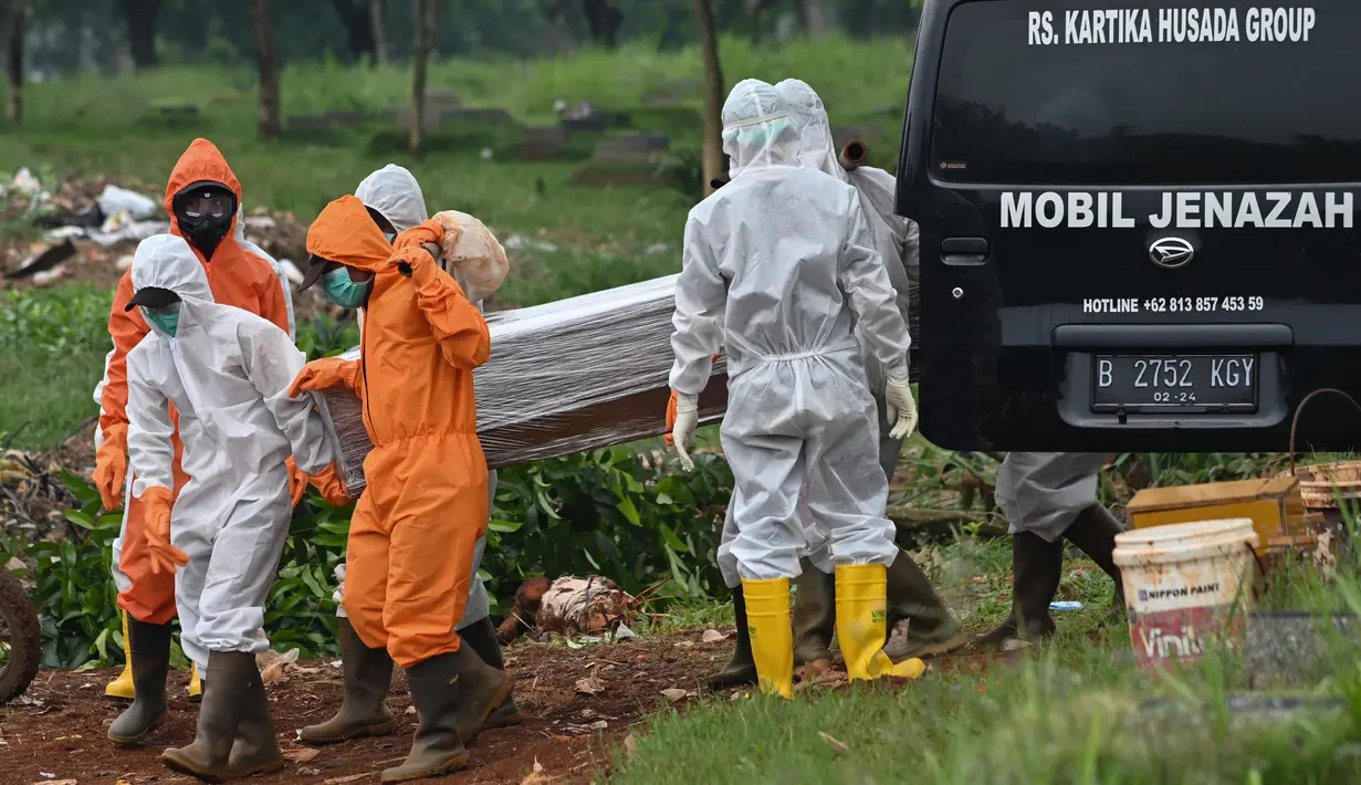 Petugas membawa peti jenazah berisi korban virus corona COVID-19 ke sebuah pemakaman di Jakarta, Rabu (15/4/2020). Hingga sore ini, jumlah kasus COVID-19 di Indonesia sebanyak 5.136 positif, 446 sembuh, dan 469 meninggal dunia. (Bay ISMOYO/AFP)