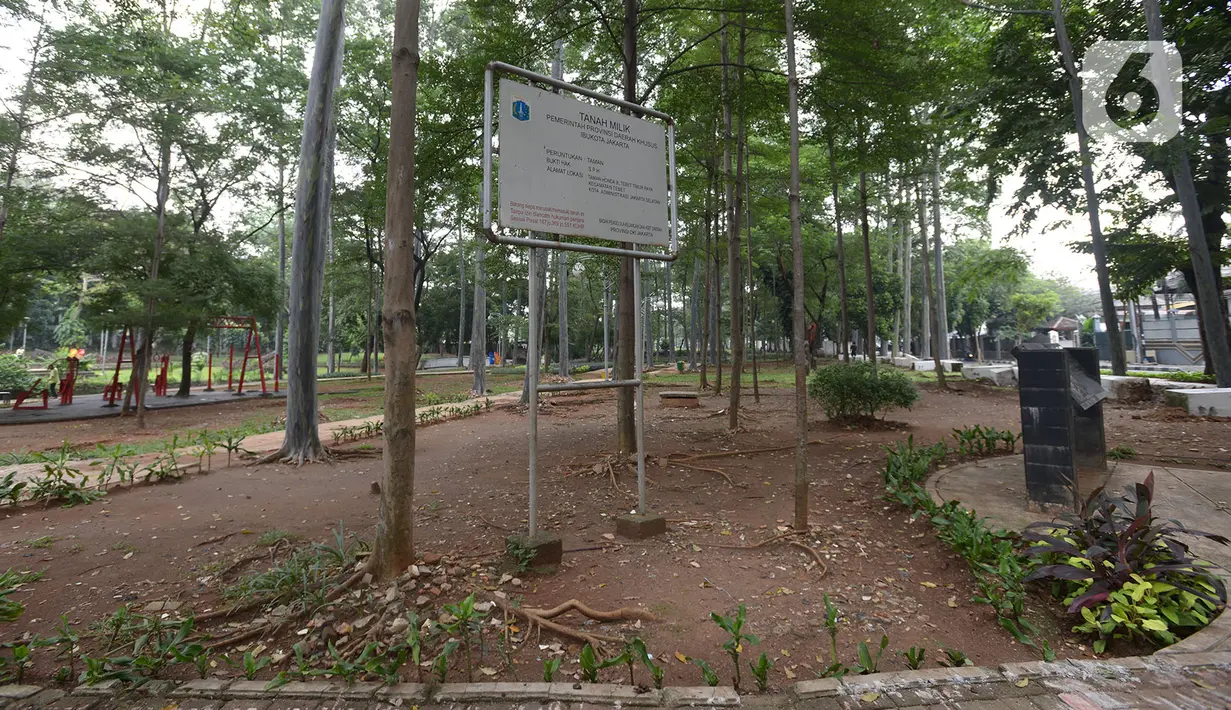 Kondisi Taman Tebet, Jakarta, Rabu (4/11/2020). Pemprov DKI berencana merevitalisasi Taman Tebet menjadi Tebet Eco Garden dengan membuat Infinity Connecting Bridge untuk menghubungkan Taman Tebet Utara dan Taman Tebet Selatan yang selama ini terpisah oleh Jalan Raya Tebet. (merdeka.com/Imam Buhori)