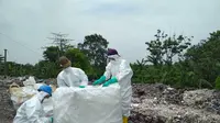 Tim KLHK menyegel enam gudang penyimpanan limbah medis yang diduga milik anggota TNI, tapi warga menyebut ada lima gudang lain yang luput. (Liputan6.com/Panji Prayitno)