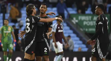 Pemain Arsenal Riccardo Calafiori, William Saliba dan Gabriel merayakan kemenangan tim mereka atas Aston Villa pada pekan kedua Premier League 2024/2025 di Villa Park, Birmingham, Sabtu (24/8/2024). (AP Photo/Rui Vieira)