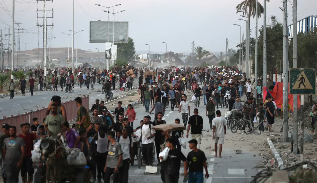 Penandatangan pernyataan juga mengungkap bahwa stok bantuan yang sangat dibutuhkan kini tertahan, baik di luar perbatasan maupun di dalam Gaza sendiri, karena terbatasnya akses distribusi. (Eyad BABA/AFP)