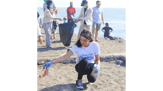 6 Momen Aurelie Ikut Bersihkan Pantai di Hari Kemerdekaan, Jadi Panutan