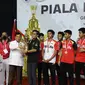 Penyerahan trofi Piala Presiden Bulu Tangkis 2022 oleh Prabowo Subianto (Ist)