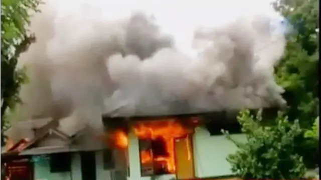 Polda Lampung menetapkan 6 orang tersangka terkait kasus penyerangan dan pembakaran rumah.