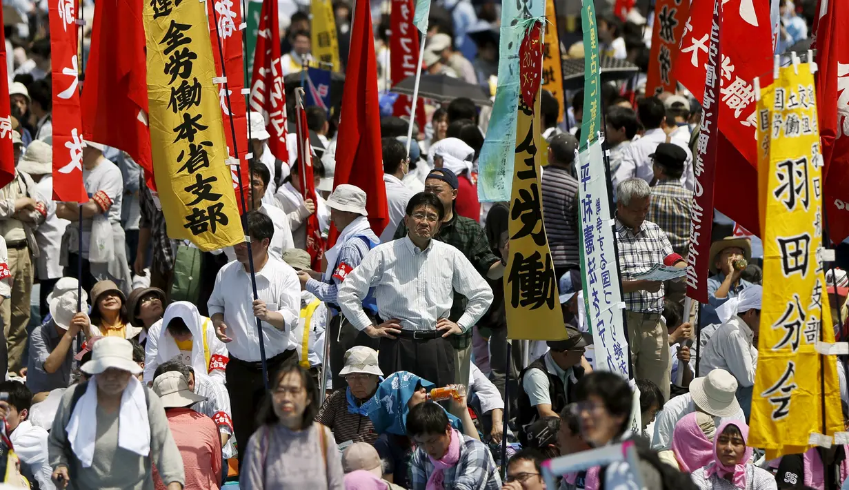Anggota Konfederasi Nasional Serikat-serikat Buruh atau Zenroren melakukan aksi longmarch saat peringatan Hari Buruh Internasional (May Day) di Tokyo, Jepang, Jumat (1/5/2015). (REUTERS/Issei Kato)