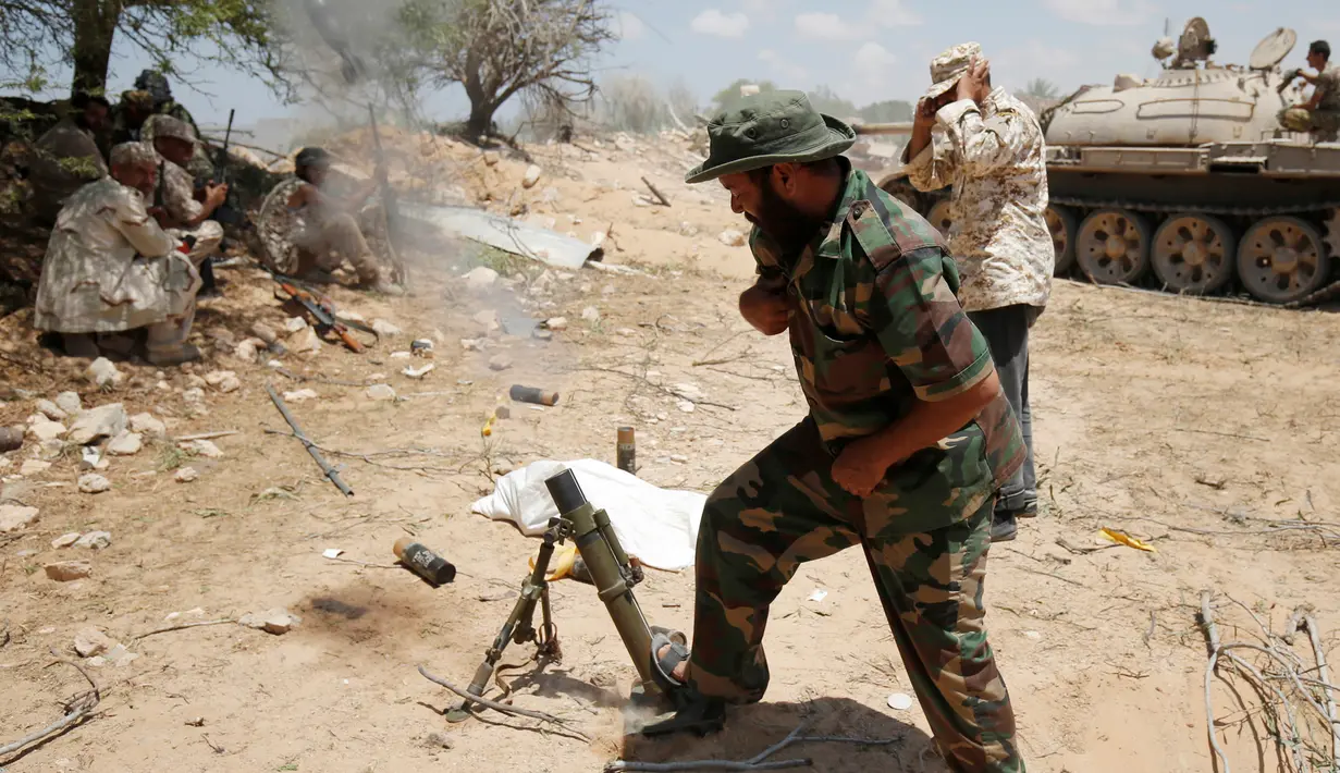 Pasukan tentara Libya saat membombardir militan ISIS untuk merebut kembali kota Sirte, Libya, (21/7). Dalam pertempuran tersebut, 13 anggota ISIS tewas dan lebih dari 110 orang terluka. (REUTERS/Goran Tomasevic)