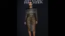 Kim Kardashian menjadi model rumah mode Balmain di Paris Fashion Week 2014, Rabu (9/7/14). (AFP PHOTO/Thomas Samson)