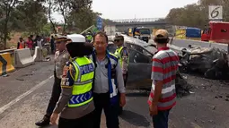 Polisi mengamankan lokasi kecelakaan maut di ruas Tol Cipularang Kilometer 92, Purwakarta, Jawa Barat, Senin (2/9/2019). Kecelakaan maut Cipularang terjadi pukul 12.30 WIB. (Liputan6.com/HO/Humas Polda)