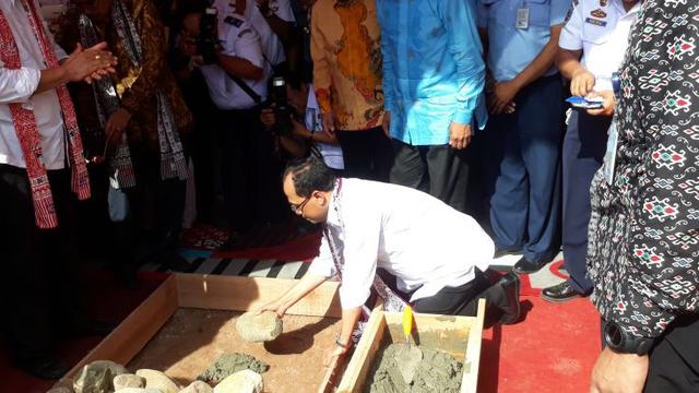 Menhub Budi Karya Sumadi melakukan peletakan batu pertama terminal tipe A di Anak Air, Koto Tangah, Kota Padang. (Foto: Liputan6.com/Ilyas Istianur P)
