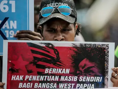 Massa Front Rakyat Indonesia untuk West Papua (FRI-West Papua) menggelar unjuk rasa di depan Kedutaan Besar Amerika Serikat, Jakarta, Kamis (15/8/2019). Massa mengecam Amerika Serikat dan memintanya bertanggung jawab atas penjajahan yang dilakukan di West Papua. (Liputan6.com/Faizal Fanani)