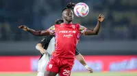 Pemain Persis Solo, Moussa Sidibe mengontrol bola di depan seorang pemain Persija Jakarta pada laga perebutan peringkat ketiga Piala Presiden 2024 di Stadion Manahan, Solo, Sabtu (3/8/2024). (Bola.com/Bagaskara Lazuardi)