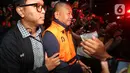 Bupati Tulungagung, Gatut Sunu Wibowo, dibawa petugas menuju mobil tahahan usai menjalani pemeriksaan intensif di Gedung Merah Putih Komisi Pemberantasan Korupsi (KPK), Jakarta, Minggu (12/4/2026) dini hari WIB. (Liputan6.com/Helmi Fitrhiansyah)