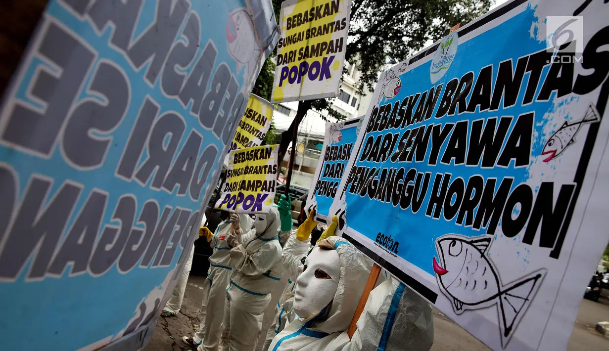 Sejumlah Aktivis Lingkungan menggunakan pakaian antiradiasi dan masker melakukan aksi protes pencemaran sungai Brantas di Kementerian Pekerjaan Umum dan Perumahan Rakyat, Jakarta, Jumat (19/1). (Liputan6.com/Johan Tallo)