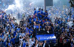 Tim dan ofisial Persib Bandung menyapa warga saat konvoi juara BRI Super League 2025/2026 di Bandung, Jawa Barat, Minggu (24/5/2026). (Bola.com/Bagaskara Lazuardi)