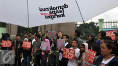 Sejumlah Demonstran dari Koalisi Masyarakat Sipil Antikorupsi dan Musisi menggelar Aksi di Depan gedung DPR, Jakarta, Rabu (17/2/2016). Dalam aksinya mereka menuntut  "Tolak Revisi UU KPK". (Liputan6.com/Johan Tallo)