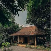 Menyesap Kopi Sambil Baca Buku di Kedai Berkonsep Rumah Adat Jawa.&nbsp; foto: Instagram @rumahtjempaka