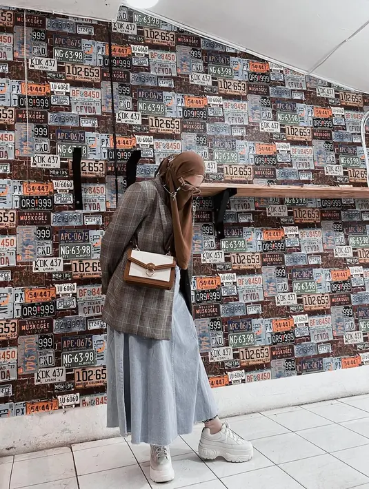 Padu padan busananya seru dan kekinian, membuatnya terlihat stylish di berbagai kesempatan. [Foto: IG/mommy_starla].