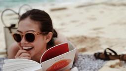 Melalui hashtag #diaryukikato, Yuki bercerita tentang momen yang berkesan di hidupnya. Termasuk saat ia bersantai di pantai. Momen membaca buku di pantai sangat berkesan bagi Yuki Kato. Yuki terlihat sumringah ketika membaca buku di pantai. (Liputan6.com/IG/@yukikt)