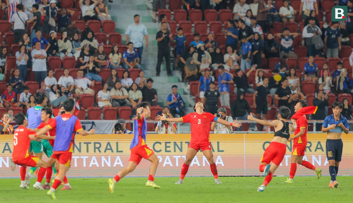 Seleberasi seluruh pemain Timnas Vietnam U-22 usai berhasil mengalahkan tuan ruamah Thailand pada final cabang olahraga sepak bola putra SEA Games 2025 yang berlangsung di Stadion Rajamangala, Bangkok, Thailand, Kamis (18/12/2025). (Bola.com/Bagaskara Lazuardi)