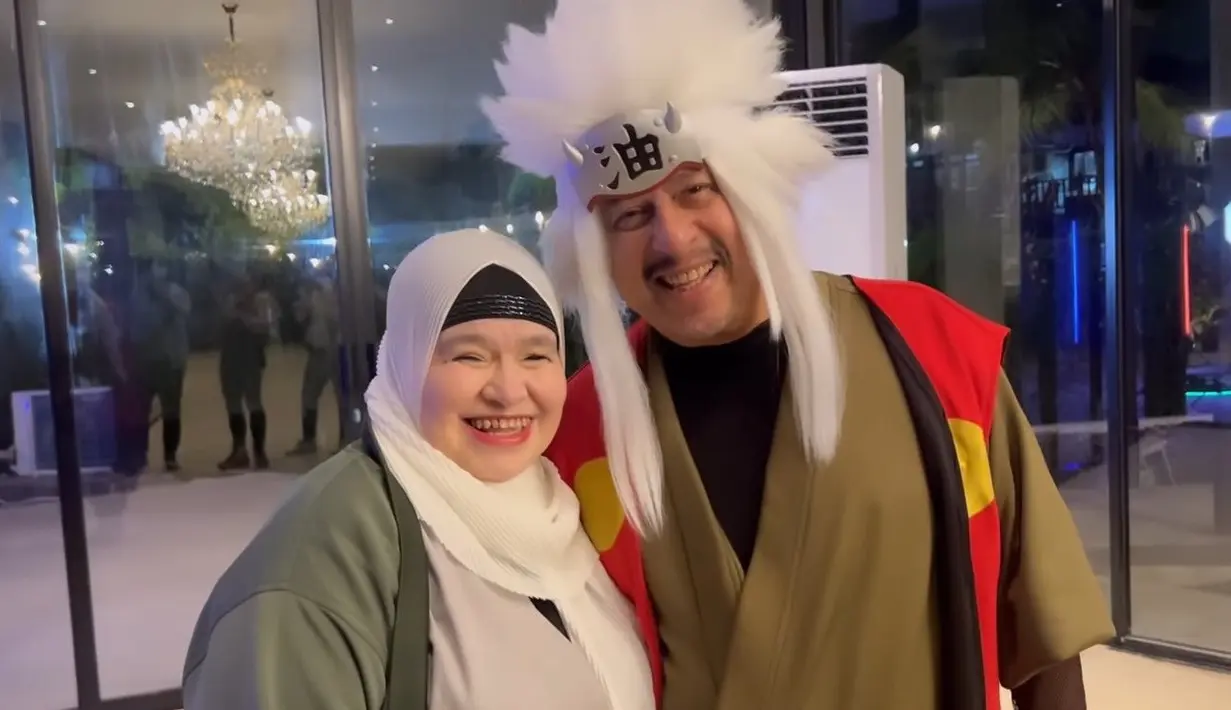 Inilah gaya kece Pak Muh saat mengenakan kostum Jiraiya. Tak ketinggalan sang istri memerankan karakter ninja Tsunade dalam kartun Naruto itu. (Liputan6.com/IG/@dillajaidi).