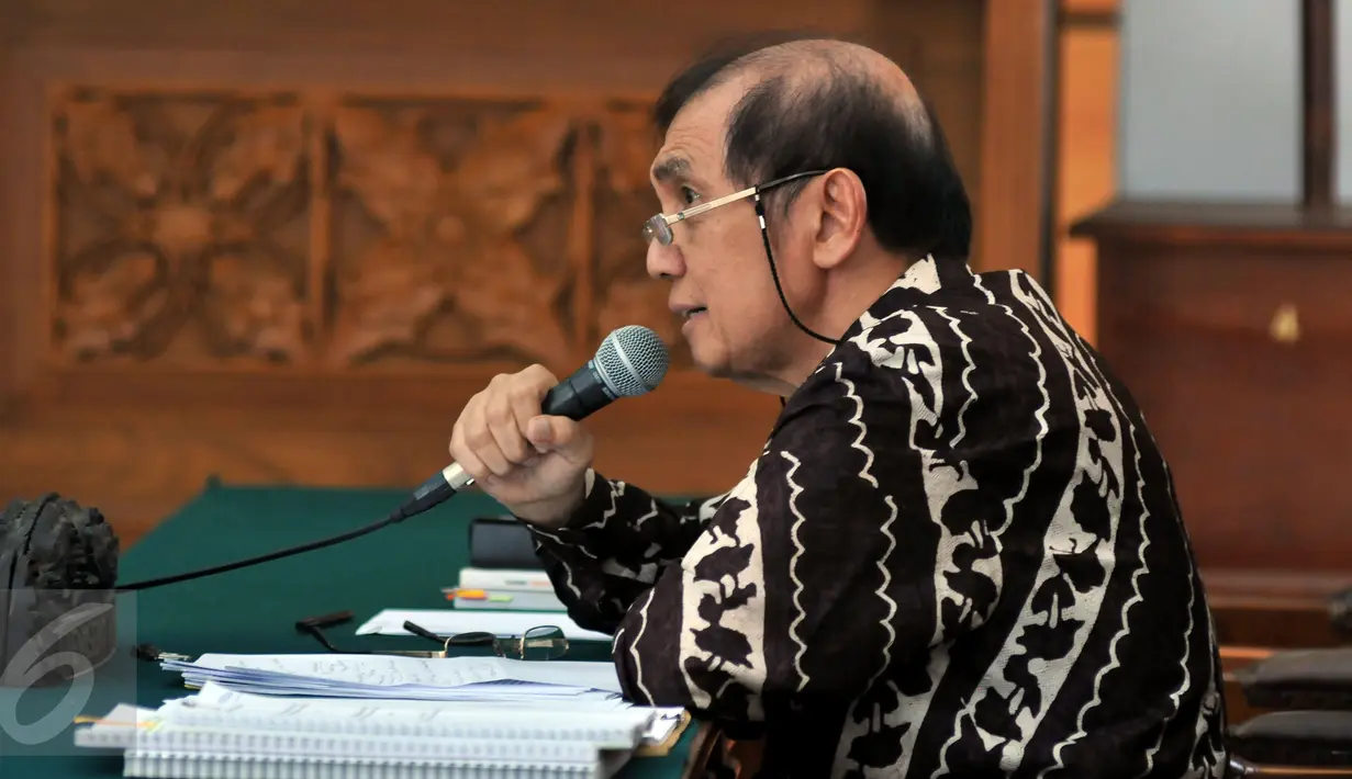 Mantan Dirjen Pajak, Hadi Purnomo bertanya pada saksi saat menjalani sidang di PN Jakarta Selatan, Rabu (4/11/2015). Sidang beragendakan Peninjauan Kembali (PK) oleh KPK terkait kasus dugaan korupsi permohonan keberatan pajak BCA. (Liputan6/Johan Tallo)