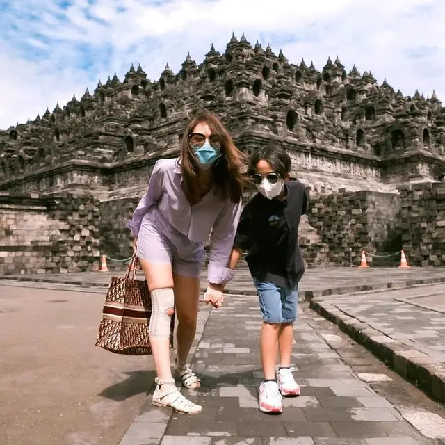 Potret Beda Gaya 6 Penyanyi Cewek Liburan di Candi Borobudur, Tampak Kece