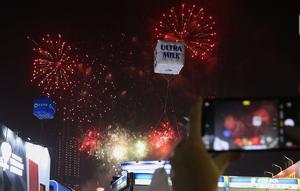 Pengunjung mengambil gambar pesta kembang api di langit saat Jakarta Fair ke-53 atau Pekan Raya Jakarta (PRJ) di JiExpo Kemayoran, Jakarta Pusat, Selasa (21/6/2022) malam. Pesta kembang api menggelegar di kawasan PRJ bertepatan dengan HUT Jakarta yang jatuh pada besok, 22 Juni 2022. (Liputan6.com/Herman Zakharia)