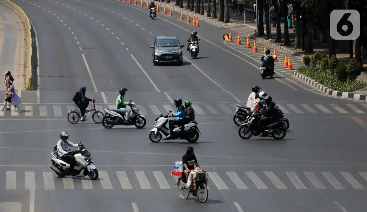 Kondisi lalu lintas di Jalan MH Thamrin, Jakarta, Rabu (2/10/2019). Jalan MH Thamrin yang biasanya ramai beberapa hari terakhir terpantau lengang. (Liputan6.com/Faizal Fanani)