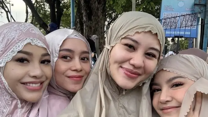 Wajah Selebritis dengan Riasan Wajah Minimalis saat Mengenakan Mukena Sholat Ied 2025