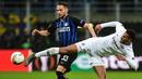 Duel antara Danilo D’Ambrosio dengan Sebastian Haller pada leg kedua, babak 16 besar Liga Europa yang berlangsung di Stadion Giuseppe Meazza, Jumat (15/3). Inter Milan kalah 0-1 kontra Eintracht Frankfurt. (AFP/Miguel Medina)