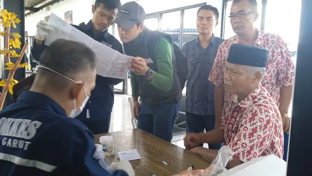 Beberapa sopir bis AKAP tengah melakukan tes urine, menjelang libur panjang isra mikraj dan imlek di Terminal Bis Tipe A Guntur Melati, Garut. (Liputan6.com/Jayadi Supriadin)