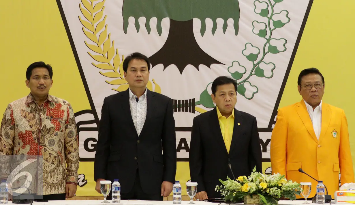 Ketum Partai Golkar Setya Novanto (tengah) di dampingi Ketum PPK Kosgoro Agung Laksono (kanan), Waketum PPK Kosgoro Aziz Syamsuddin (kedua kiri) saat penandatanganan nota kesepakatan di Kantor DPP Golkar, Jakarta, Kamis (19/1). (Liputan6.com/JohanTallo)
