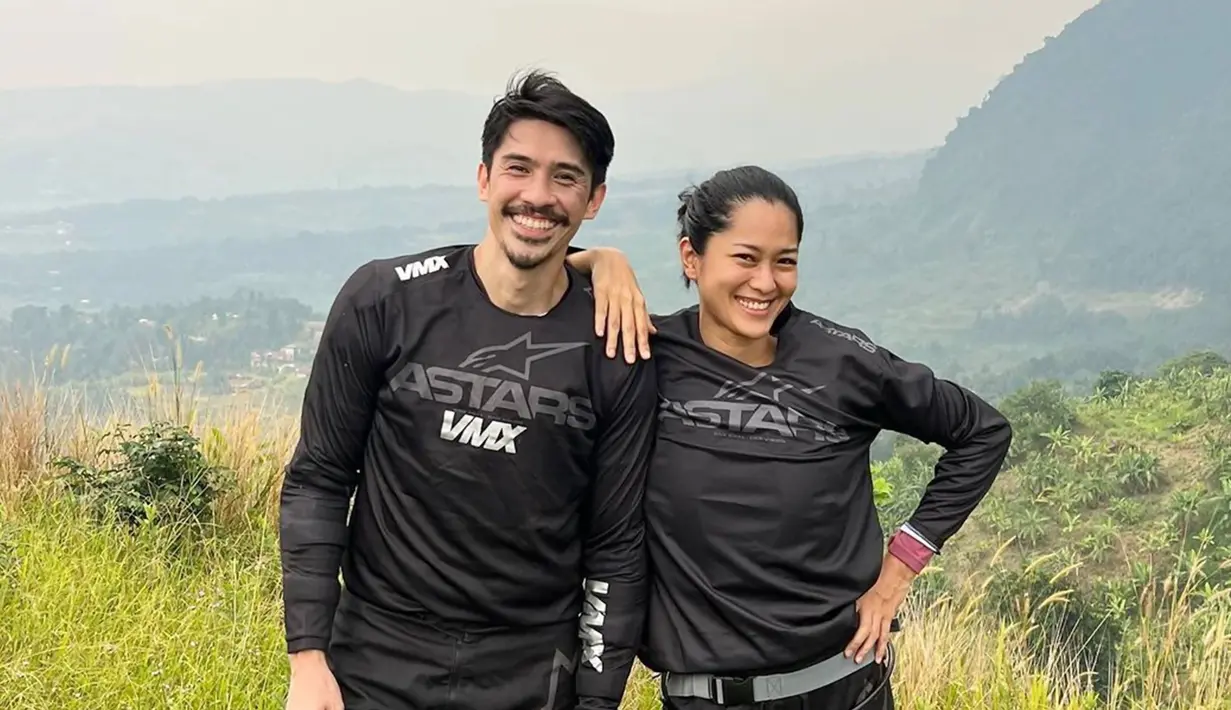 Seru jalani trabas di area pegunungan, momen ini pun keduanya abadikan dalam media sosial Instagram. Disebut sebagai pasangan suami istri yang selalu tampil kompak jalani aktivitas, keduanya memang terlihat harmonis. Tidak hanya saat trabas saja, pasangan ini kerap jalani aktivitas seru seperti selancar hingga menari bareng. (Liputan6.com/IG/@prisia)