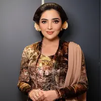 Lihat di sini inspirasi kebaya elegan ala Ashanty. [@ashanty_ash].