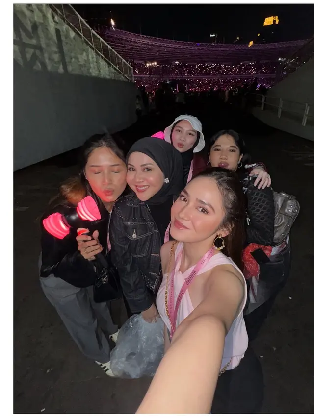 9 Potret Gaya Artis Nonton Konser BLACKPINK 'DEADLINE' di Jakarta, Diguyur Hujan