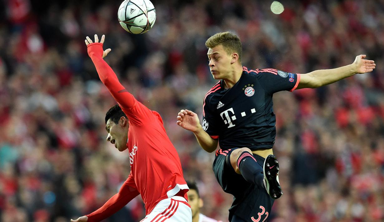 Duel antara pemain Bayern Munchen dan Benfica pada leg kedua perempat final Liga Champions di Estadio da Luz, Lisbon, Kamis (14/4/2016) dini hari WIB. (AFP/Francisco Leong) 