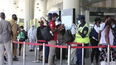 Para penumpang mengantre untuk memasuki Stasiun Nairobi di Nairobi, Kenya (13/7/2020). Jalur Kereta Rel Standar (Standard Gauge Railway/SGR) Mombasa-Nairobi pada Senin (13/7) kembali membuka layanan penumpang di tengah peningkatan langkah-langkah pencegahan COVID-19. (Xinhua/Feng Dong)