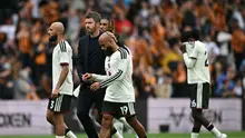 Pelatih Manchester United, Michael Carrick (kedua dari kiri), bersama para pemainnya bereaksi setelah menelan kekalahan 0-2 dari Hull City dalam laga Liga Inggris 2026/2027 di MKM Stadium, Kingston upon Hull, Inggris, Sabtu (22/8/2026). (AFP/Paul Ellis)