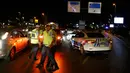 Petugas memblokir jalan masuk menuju Bandara Atarturk, Istanbul, Turki, setelah serangan bom, Selasa (28/6). Sedikitnya 36 korban dan tiga pengebom bunuh diri tewas sementara ratusan lainnya terluka dalam serangan teror tersebut. (REUTERS/Osman Orsal)