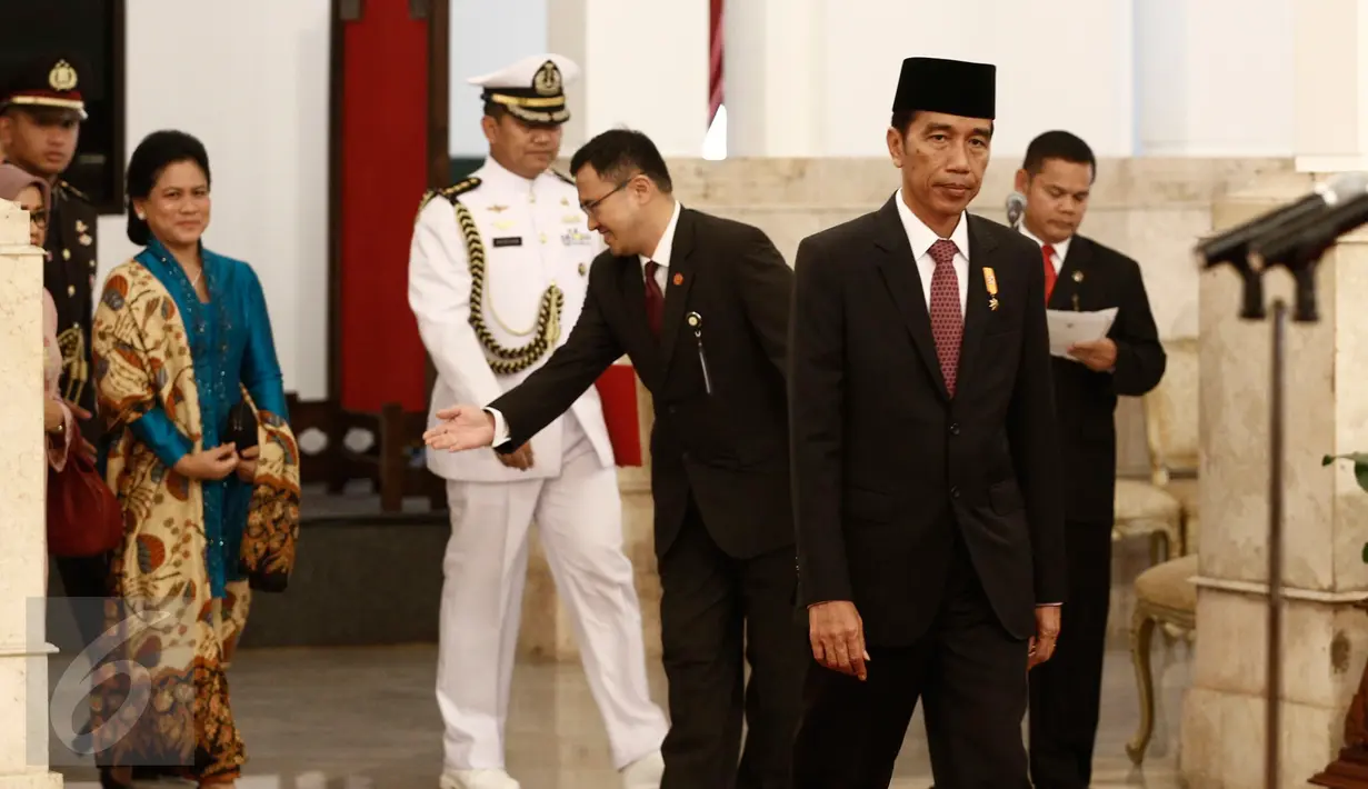 Presiden Jokowi berjalan menuju ruang pelantikan Dubes Luar Biasa dan Berkuasa Penuh (LBBP) RI di Istana Negara, Jakarta, Kamis (25/2). 10 Dubes LBBP tersebut akan mewakili pemerintah Indonesia di berbagai negara sahabat. (Liputan6.com/Faizal Fanani)
