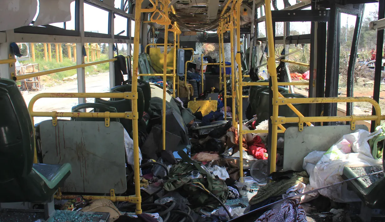 Bagian dalam bus yang membawa pengungsi Suriah usai terkena serangan bom di Rasyidin, Aleppo, Suriah, Minggu (16/4). Dari 126 orang yang tewas, 68 diantaranya adalah anak-anak. (AFP Photo/Omar Haj Kadour)