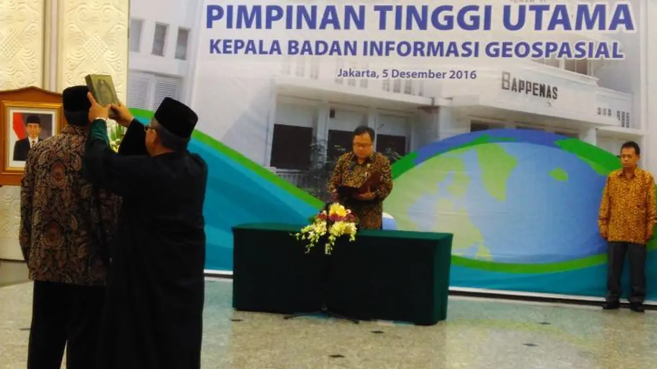Menteri Perencanaan Pembangunan Nasional (PPN)/Kepala Bappenas, Bambang Brodjonegoro melantik Kepala Badan Informasi Geospasial (BIG), Hasanuddin Zainal Abidin.