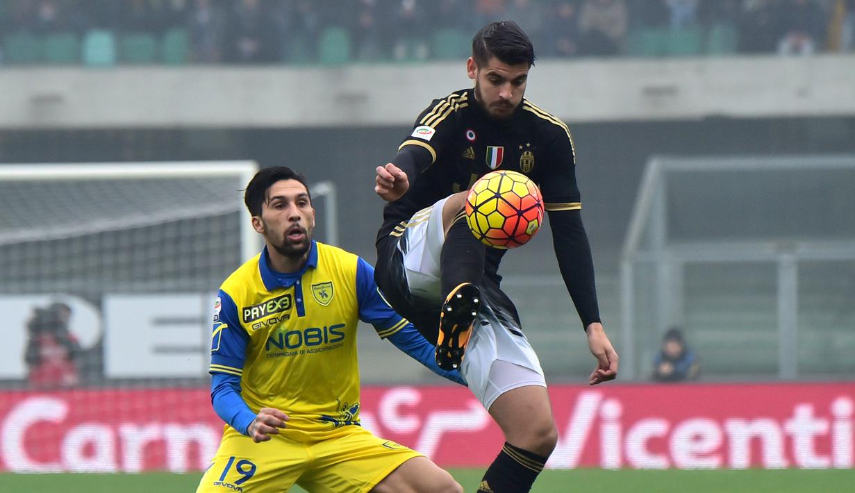 Aksi Alvaro Morata di depan pemain Chievo dalam lanjutan Serie A Italia di Stadion Marc'Antonio Bentegodi, Minggu (31/1/2016). (AFP/Giuseppe Cacace)